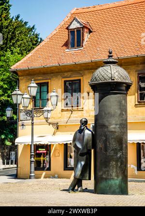 Statue d'August Senoa (écrivain) au coin de Vlaska Ulica à Zagreb, Croatie Banque D'Images