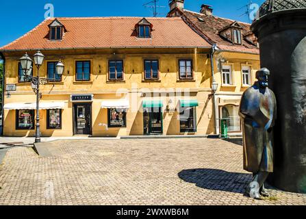 Statue d'August Senoa (écrivain) au coin de Vlaska Ulica à Zagreb, Croatie Banque D'Images