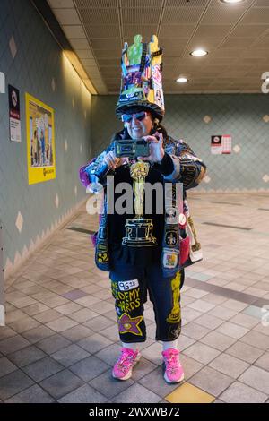 Vivianne Robinson, alias Oscars Super Fan (@OscarsSuperFan) la veille des Oscars Awards (03/9/24). Hollywood Boulevard. Hollywood, Los Angeles, C. Banque D'Images