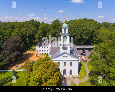 Vue aérienne du centre-ville historique de Sudbury en été, y compris l'église de la première paroisse de Sudbury, l'hôtel de ville de Town Common, la ville de Sudbury, Massachusetts Banque D'Images