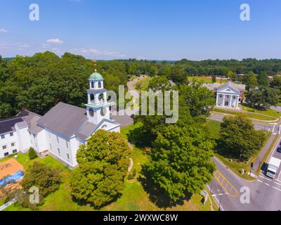 Vue aérienne du centre-ville historique de Sudbury en été, y compris l'église de la première paroisse de Sudbury, l'hôtel de ville de Town Common, la ville de Sudbury, Massachusetts Banque D'Images