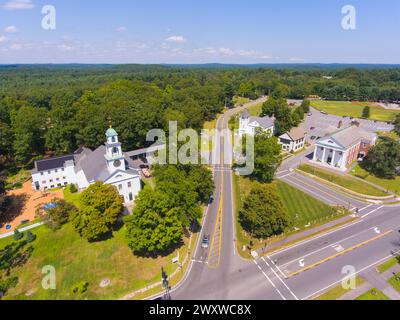 Vue aérienne du centre-ville historique de Sudbury en été, y compris l'église de la première paroisse de Sudbury, l'hôtel de ville de Town Common, la ville de Sudbury, Massachusetts Banque D'Images