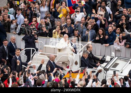 Le pape François, vu sur la voiture Popemobile saluant les pèlerins en un seul Place Pierre à la fin de la Saint Massé de Pâques. Le pape François préside la Sainte Messe de Pâques en préparé Place Pierre à la Cité du Vatican le 31 mars 2024. Les chrétiens du monde entier célèbrent la semaine Sainte, commémorant la crucifixion de Jésus-Christ, menant à sa résurrection à Pâques. Banque D'Images