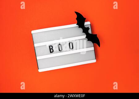 Décor minimal d'Halloween, visionneuse avec mot Boo et silhouette de chauve-souris Banque D'Images