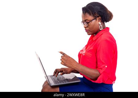 belle jeune femme d'affaires utilisant la carte de crédit pour magasiner en ligne avec ordinateur portable. Banque D'Images