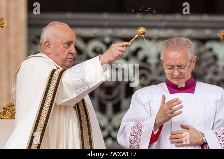 Cité du Vatican, Vatican. 31 mars 2024. Le pape François livre sa bénédiction pendant la Saint Massé de Pâques. Le pape François préside la Sainte Messe de Pâques en préparé Place Pierre à la Cité du Vatican le 31 mars 2024. Les chrétiens du monde entier célèbrent la semaine Sainte, commémorant la crucifixion de Jésus-Christ, menant à sa résurrection à Pâques. (Crédit image : © Stefano Costantino/SOPA images via ZUMA Press Wire) USAGE ÉDITORIAL SEULEMENT! Non destiné à UN USAGE commercial ! Banque D'Images