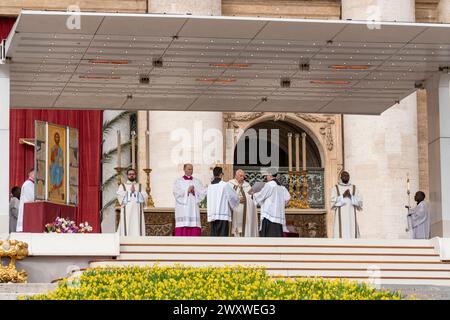 Cité du Vatican, Vatican. 31 mars 2024. Le pape François préside la Sainte Messe de Pâques en préparé Place Pierre. Le pape François préside la Sainte Messe de Pâques en préparé Place Pierre à la Cité du Vatican le 31 mars 2024. Les chrétiens du monde entier célèbrent la semaine Sainte, commémorant la crucifixion de Jésus-Christ, menant à sa résurrection à Pâques. (Photo de Stefano Costantino/SOPA images/Sipa USA) crédit : Sipa USA/Alamy Live News Banque D'Images