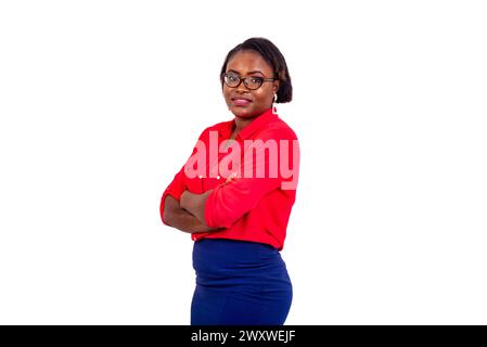 portrait d'une belle jeune femme d'affaires debout sur le côté et croisant ses bras tout en souriant. Banque D'Images