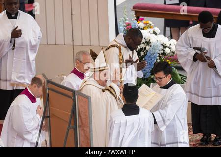 Cité du Vatican, Vatican. 31 mars 2024. Le pape François livre sa bénédiction pendant la Saint Massé de Pâques. Le pape François préside la Sainte Messe de Pâques en préparé Place Pierre à la Cité du Vatican le 31 mars 2024. Les chrétiens du monde entier célèbrent la semaine Sainte, commémorant la crucifixion de Jésus-Christ, menant à sa résurrection à Pâques. (Crédit image : © Stefano Costantino/SOPA images via ZUMA Press Wire) USAGE ÉDITORIAL SEULEMENT! Non destiné à UN USAGE commercial ! Banque D'Images