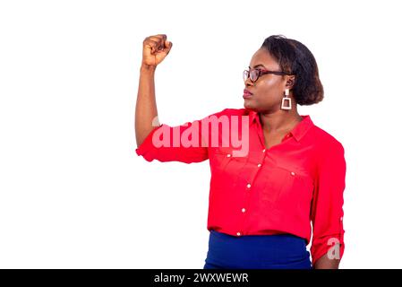 portrait d'une jeune femme d'affaires portant des lunettes optiques et montrant son bras. Banque D'Images