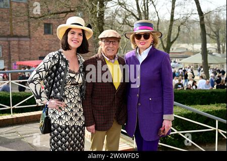 Claus Theo Gärtner mit seiner Ehefrau Sarah Sarah Gärtner und Tini Gräfin von Rothkirch BEI der Großen Saisoneröffnung - Pferderennen auf der Rennbahn Banque D'Images