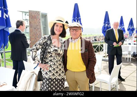 Claus Theo Gärtner mit seiner Ehefrau Sarah Sarah Gärtner BEI der Großen Saisoneröffnung - Pferderennen auf der Rennbahn Hoppegarten. Berlin, 31.03.20 Banque D'Images