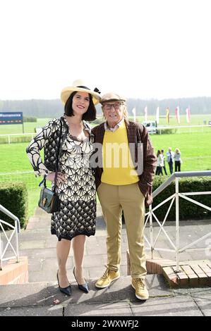 Claus Theo Gärtner mit seiner Ehefrau Sarah Sarah Gärtner BEI der Großen Saisoneröffnung - Pferderennen auf der Rennbahn Hoppegarten. Berlin, 31.03.20 Banque D'Images