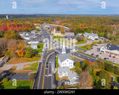 Première vue aérienne de l'église baptiste en automne sur la rue principale dans le centre historique de Bellingham, comté de Norfolk, Massachusetts ma, États-Unis. Banque D'Images