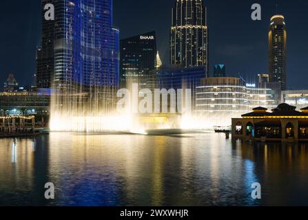 Une photo du spectacle de lumière et d'eau de la fontaine de Dubaï la nuit. Banque D'Images