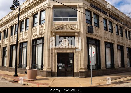 Rockford, Illinois - États-Unis - 28 mars 2024 : bâtiment bancaire du centre-ville à Rockford, Illinois, États-Unis. Banque D'Images