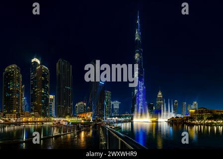 Une photo de l'emblématique Burj Khalifa avec le Dubai Fountain Show, et les bâtiments environnants du centre-ville de Dubaï et le lac Burj Khalifa, la nuit. Banque D'Images