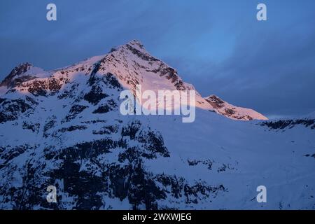 Alpenglow sur le mont Butters, champ de bataille des montagnes Selkirk, vue depuis la cabane de Battle Abbey. Banque D'Images