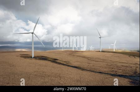 Éoliennes sur les pentes supérieures de la montagne Mynydd y Betws ou Betws dans le sud du pays de Galles, Royaume-Uni Banque D'Images