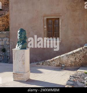 Buste du poète Giannis Ritsos. Monemvasia Sparta Grèce Banque D'Images