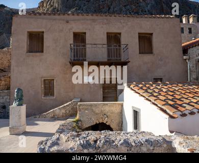 Buste du poète Giannis Ritsos. Monemvasia Sparta Grèce Banque D'Images