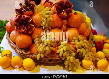 Nature morte des fruits d'automne, grenades, raisins. Concept végétarien fruit Banque D'Images