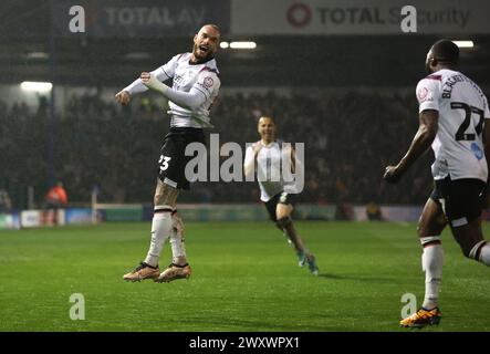 Joe Ward du comté de Derby (à gauche) célèbre avoir marqué le premier but de son équipe lors du match de Sky Bet League One à Fratton Park, Portsmouth. Date de la photo : mardi 2 avril 2024. Banque D'Images