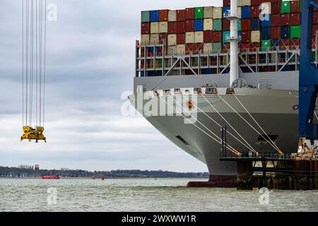 Port de conteneurs OOCL Gdynia de Felixstowe Suffolk UK Banque D'Images