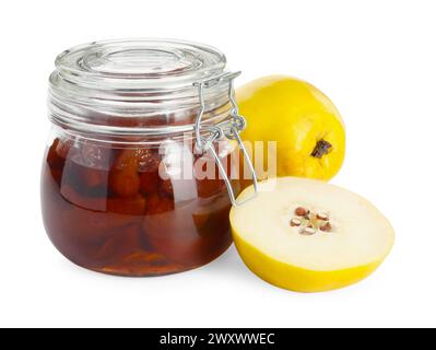 Confiture de coings dans un bocal en verre et fruits crus frais isolés sur blanc Banque D'Images