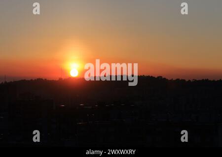 Bogota, Colombie. 24-01-2024. Un lever de soleil est vu lors d'un feu de forêt dans les collines de Monserrate comme des consécurités du réchauffement climatique. Banque D'Images