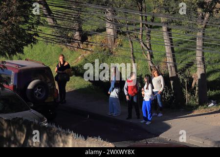 Bogota, Colombie. 24-01-2024. Les citoyens de Bogota attendent à un arrêt de bus. Photo : José Bula U. Banque D'Images