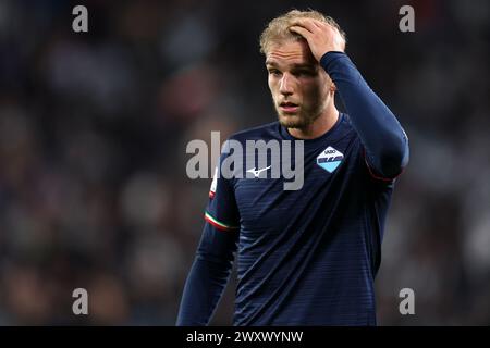 Turin, Italie. 02 avril 2024. Gustav Isaksen du SS Lazio semble abattu lors du match de demi-finale de la première manche de la Coppa Italia entre le Juventus FC et le SS Lazio au stade Allianz le 2 avril 2024 à Turin, en Italie. Crédit : Marco Canoniero/Alamy Live News Banque D'Images