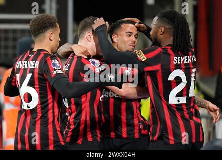 Justin Kluivert de Bournemouth (deuxième à droite) célèbre avec ses coéquipiers après avoir marqué le but d'ouverture du match lors du match de premier League au Vitality Stadium de Bournemouth. Date de la photo : mardi 2 avril 2024. Banque D'Images