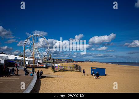 Great Yarmouth Beach et Marine Parade. Superbe front de mer de Yarmouth avec la Big Wheel & Britannia Pier au loin. Grand tourisme de Yarmouth. Banque D'Images