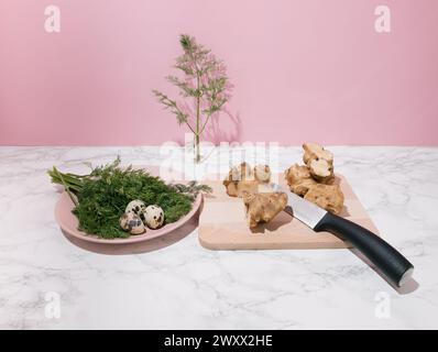 Couteau, œufs de caille, aneth et artichaut sur la surface de la cuisine. Concept de nourriture crue saine Banque D'Images