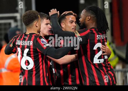 Justin Kluivert de Bournemouth (deuxième à droite) célèbre avec ses coéquipiers après avoir marqué le but d'ouverture du match lors du match de premier League au Vitality Stadium de Bournemouth. Date de la photo : mardi 2 avril 2024. Banque D'Images