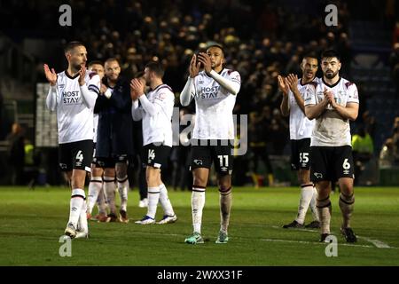 Conor Hourihane de Derby County (à gauche), Nathaniel Mendez-Laing et Eiran Cashin (à droite) avec leurs coéquipiers qui applaudissent les supporters après le coup de sifflet final du match de Sky Bet League One à Fratton Park, Portsmouth. Date de la photo : mardi 2 avril 2024. Banque D'Images