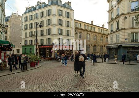 Paris, France - 17 février 2024 : vue de gens marchant dans un quartier populaire de Paris France Banque D'Images