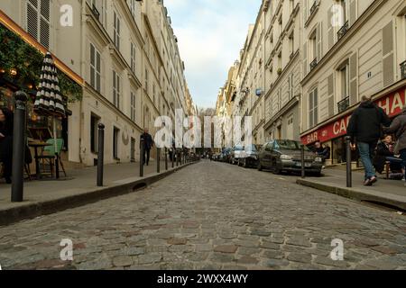 Paris, France - 17 février 2024 : vue d'une rue typique du quartier de Montmartre à Paris France Banque D'Images