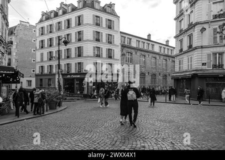 Paris, France - 17 février 2024 : vue de gens marchant dans un quartier populaire de Paris France Banque D'Images