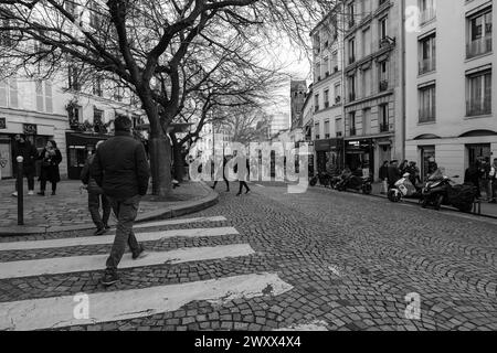 Paris, France - 17 février 2024 : vue d'une rue typique du quartier de Montmartre à Paris France Banque D'Images