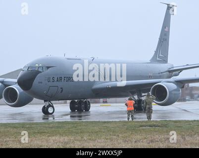 Les aviateurs du 191st Aircraft maintenance Squadron marshal un avion KC-135T Stratotanker du 171st Aerial Reaveling Squadron comme taxi pour le départ à Selfridge Air National Guard base, Michigan, le 2 avril 2024. La mission de ravitaillement aérien n'est qu'une des missions de multiplicateur de force critique effectuées par la 127e Escadre dans le soutien continu de la puissance aérienne mondiale. (Photo de la Garde nationale aérienne américaine par Tom Demerly) Banque D'Images