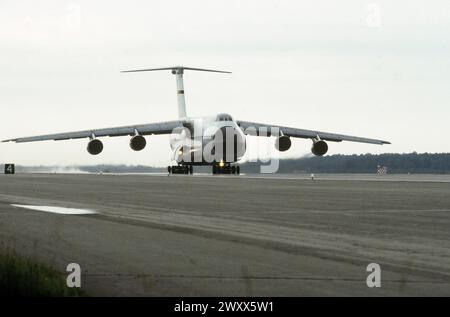 Un avion C-5 Galaxy se prépare à décoller lors d'un spectacle aérien. Banque D'Images