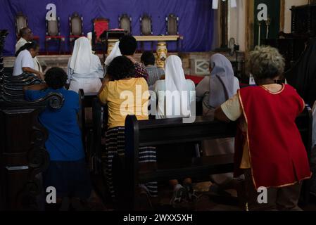 Salvador, Bahia, Brésil - 19 avril 2019 : des fidèles catholiques participent à la messe de la semaine Sainte à l'église Carmo dans la ville de Salvador, Banque D'Images