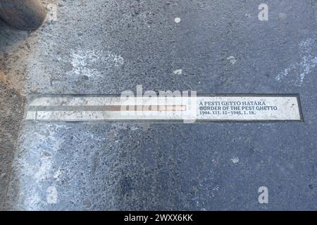 Panneau indiquant l'emplacement du mur du ghetto juif pendant la seconde Guerre mondiale à Wesselenyi utca à Budapest, Hongrie Banque D'Images