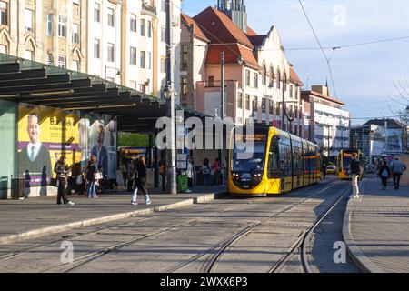 Un tramway CAF Urbos 3 sur la ligne 56 à un arrêt Moricz Zsigmond Korter à Budapest Banque D'Images