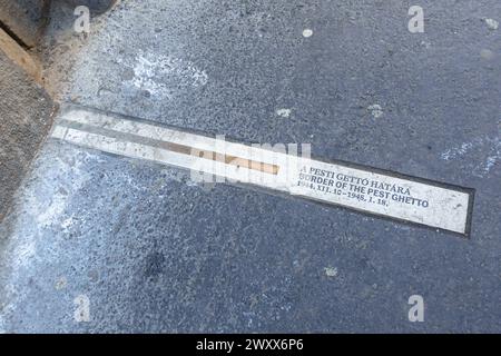 Panneau indiquant l'emplacement du mur du ghetto juif pendant la seconde Guerre mondiale à Wesselenyi utca à Budapest, Hongrie Banque D'Images