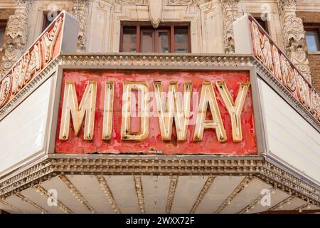 Rockford, Illinois, États-Unis - 28 mars 2024 - signe de chapiteau de théâtre vintage 'Midway' sur le théâtre abandonné Midway. Banque D'Images