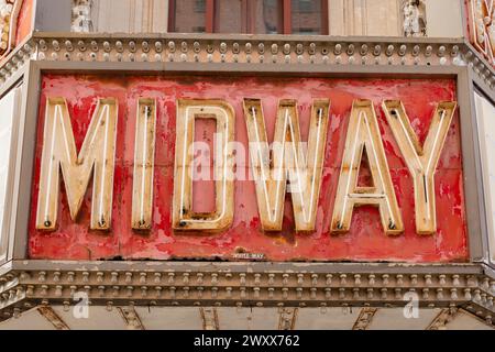 Rockford, Illinois, États-Unis - 28 mars 2024 - signe de chapiteau de théâtre vintage 'Midway' sur le théâtre abandonné Midway. Banque D'Images