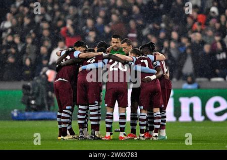 Londres, Royaume-Uni. 2 avril 2024. L'équipe de West Ham se caucus avant le coup d'envoi lors du match de West Ham vs Tottenham Hotspur premier League au London Stadium Stratford. Cette image est RÉSERVÉE à UN USAGE ÉDITORIAL. Licence exigée du Football DataCo pour toute autre utilisation. Crédit : MARTIN DALTON/Alamy Live News Banque D'Images